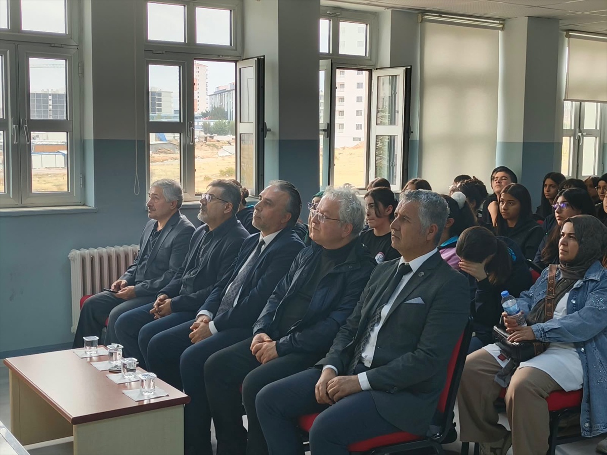 Yazarlar Birliği İstanbul Şube Başkanı Bıyıklı, Malatya\'da öğrencilerle buluştu