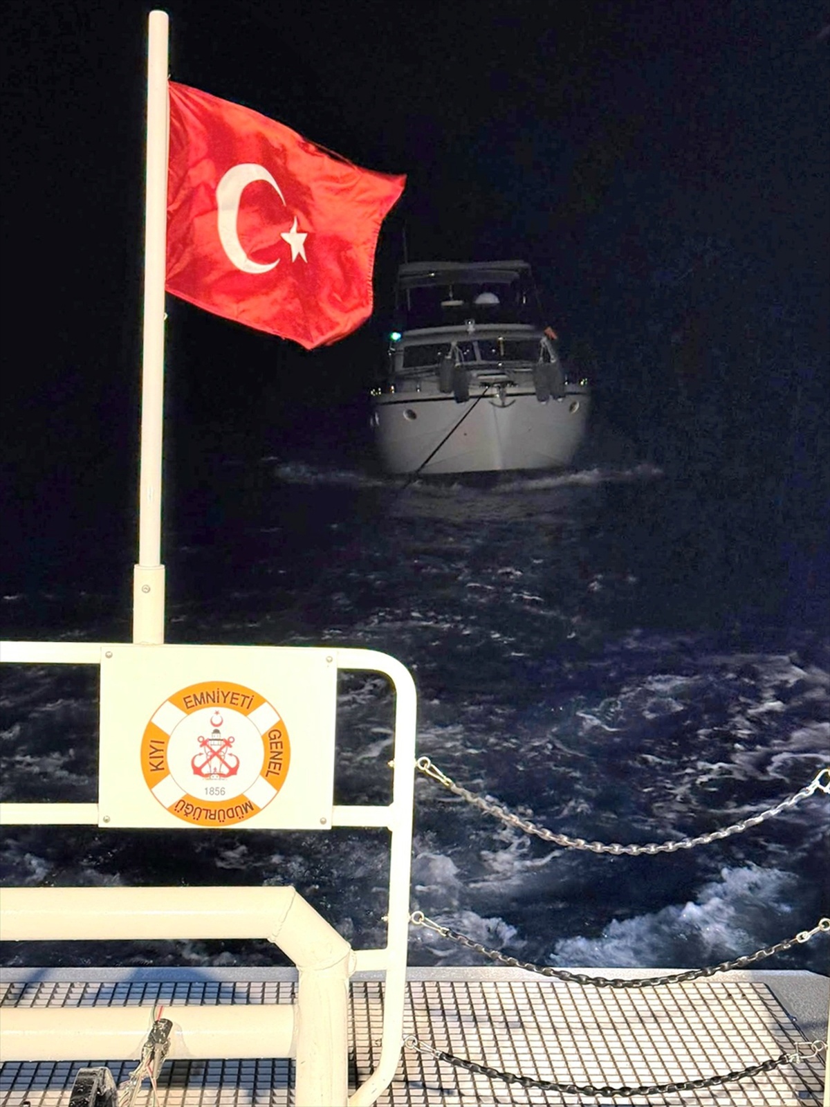 Kıyı Emniyeti, Yılancık Adası önlerinde sürüklenen teknedeki 4 kişiyi kurtardı