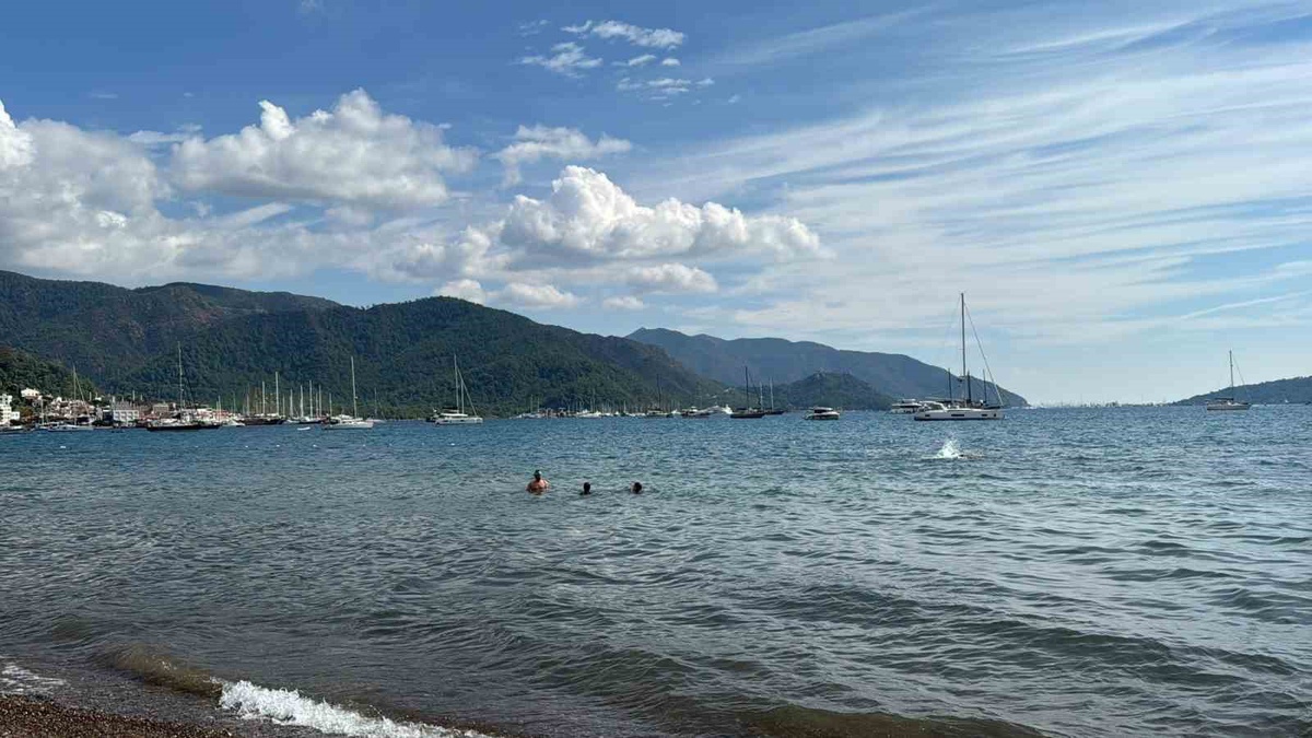Marmaris\'te sağanak sonrası sıcaklık 30 dereceye yaklaştı, turistler denize girdi