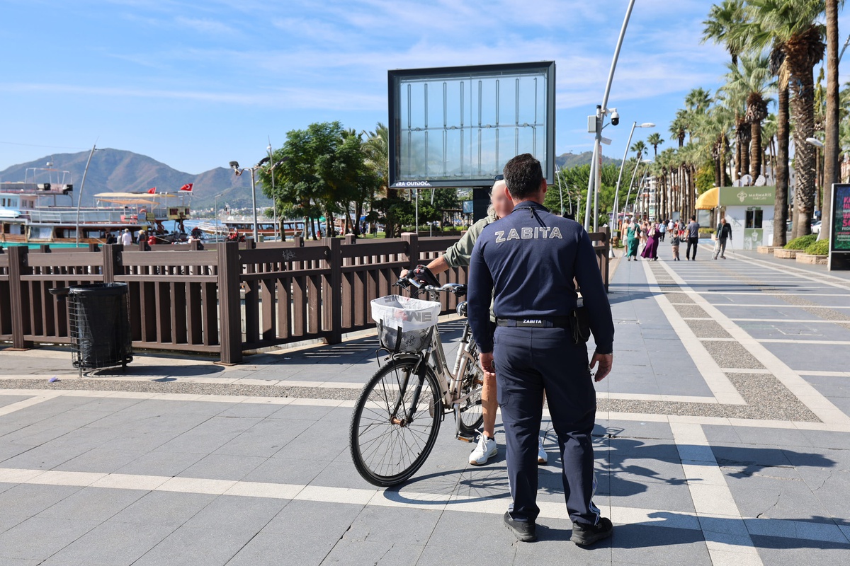 Marmaris Zabıtası, bisiklet ve skuter sürücülerini Sahil Yolu\'nda denetledi