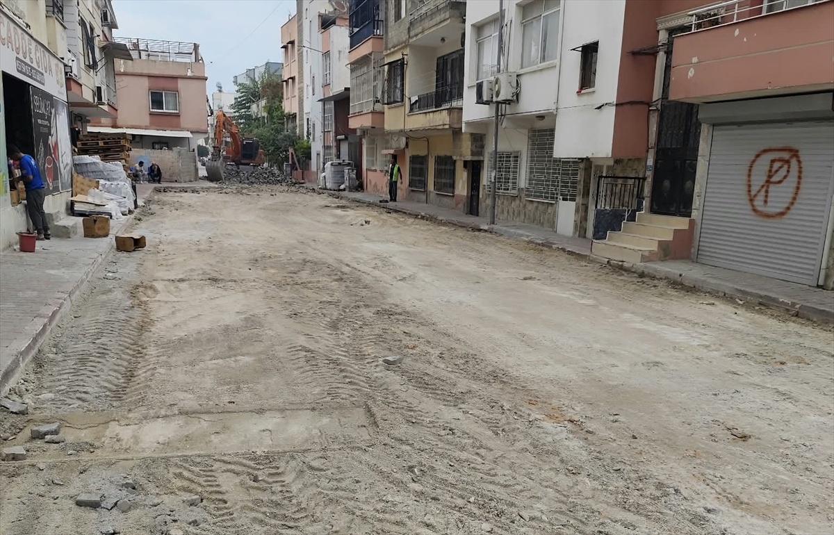 Mersin Akdeniz\'de iki sokakta kaldırım ve kilit taşları sökülüp sıcak asfalt serildi