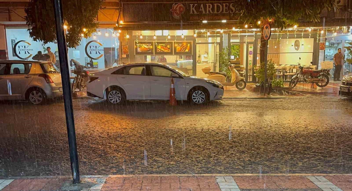 Mersin\'de 1 saat süren sağanak caddelerde su birikintileri oluşturdu, trafik aksadı.