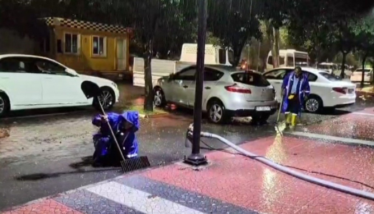 Mersin\'de şiddetli yağış sonrası su baskınlarına belediye ekipleri müdahale etti