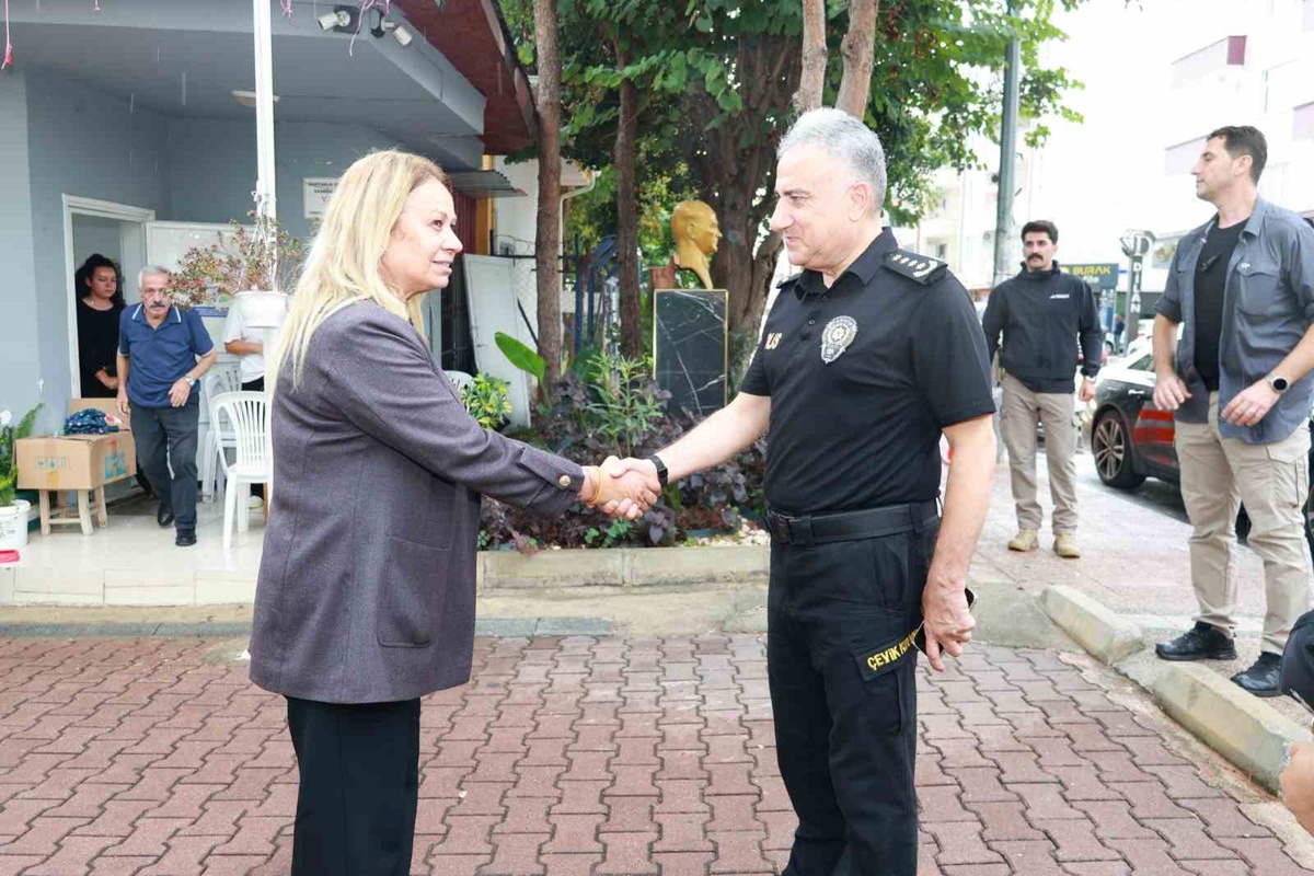 Mersin İl Emniyet Müdürü Fahri Aktaş, Bahçelievler\'de esnafla sohbet etti