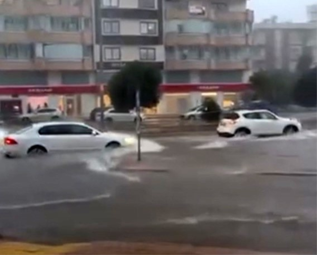Mersin'de sağanak su baskınlarına neden oldu