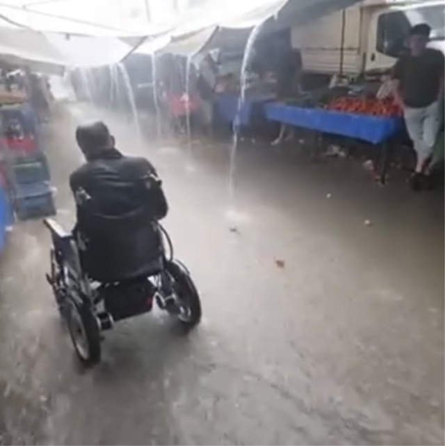 Mersin'de sağanak su baskınlarına neden oldu
