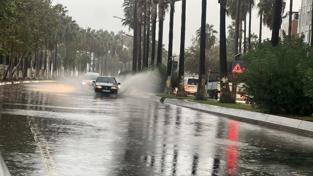 Mersin'de sağanak su baskınlarına neden oldu