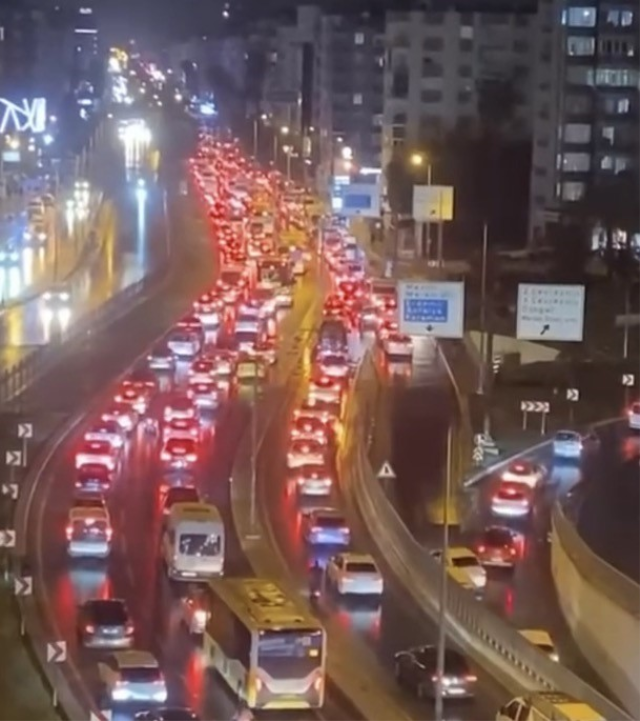 Mersin'de sağanak su baskınlarına neden oldu