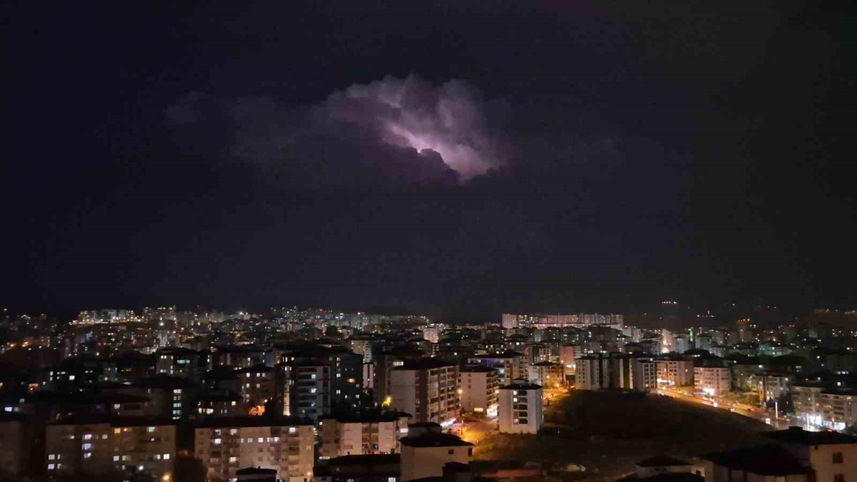 Elazığ\'da bulut içinde çakan şimşekler cep telefonu kamerasına yansıdı