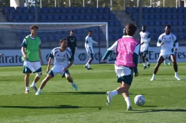 Mourinho Arda'ya pembe forma giydirdi! Futbol gurmeleri mest oldu