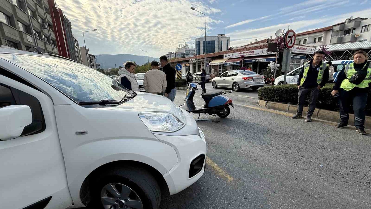 Muğla Menteşe\'de otomobil ile motosiklet çarpıştı, genç sürücü yaralandı