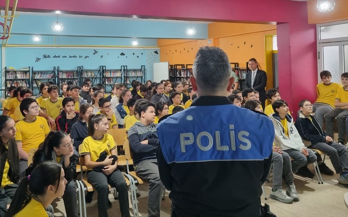 Ödemiş\'te polis 257 öğrenciye güvenli internet ve siber zorbalık eğitimi verdi
