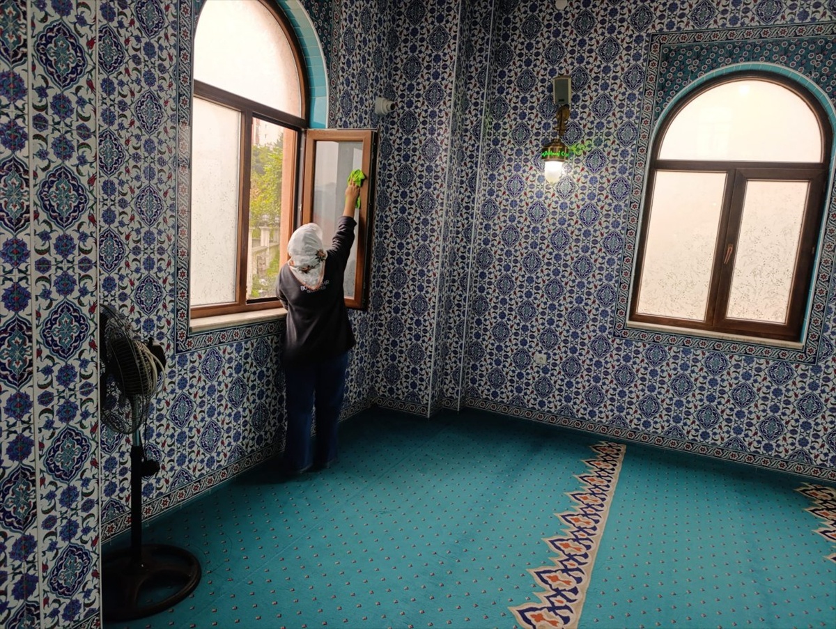 Ordu Büyükşehir Belediyesi ekipleri camilerde abdesthane ve tuvaletleri de yıkıyor
