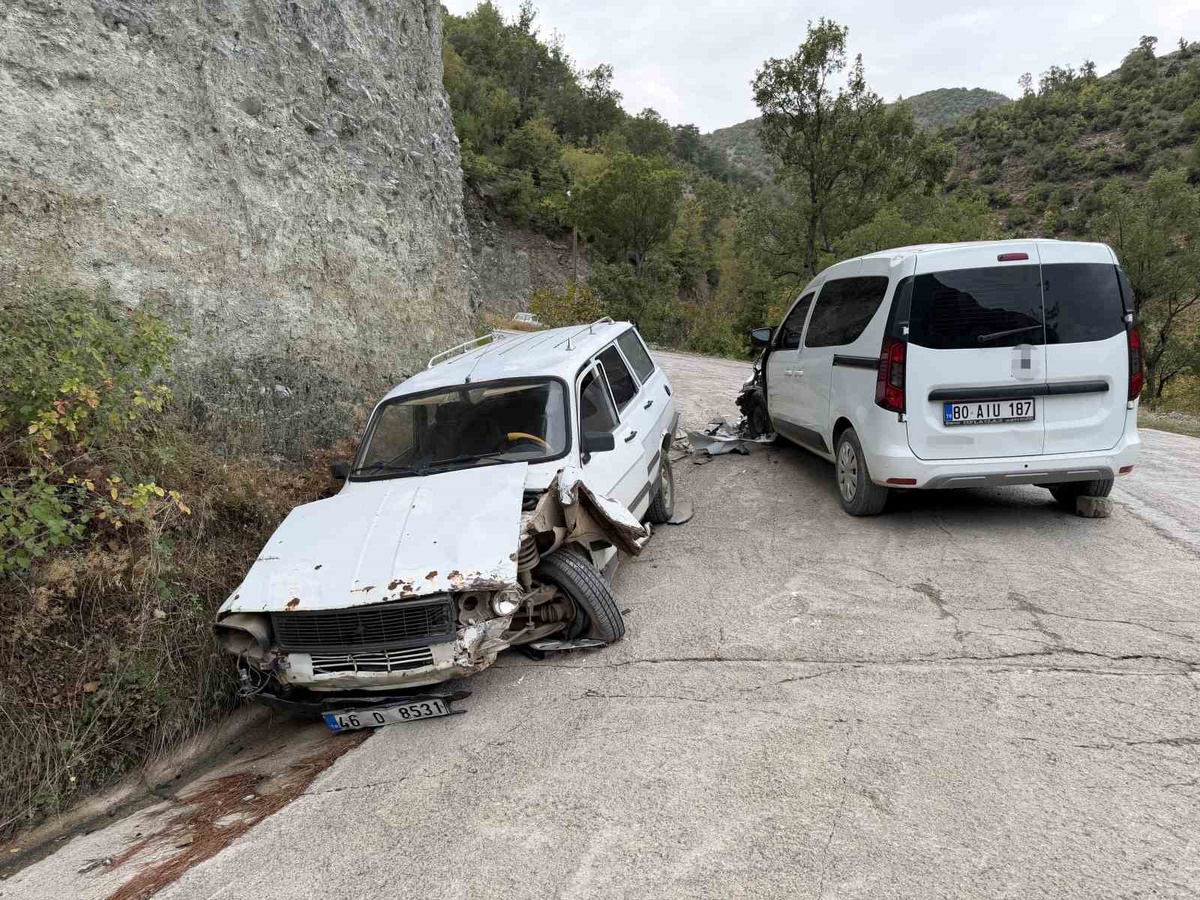 Osmaniye Bahçe\'de köy yolunda iki araç kafa kafaya çarpıştı, 3 kişi yaralandı