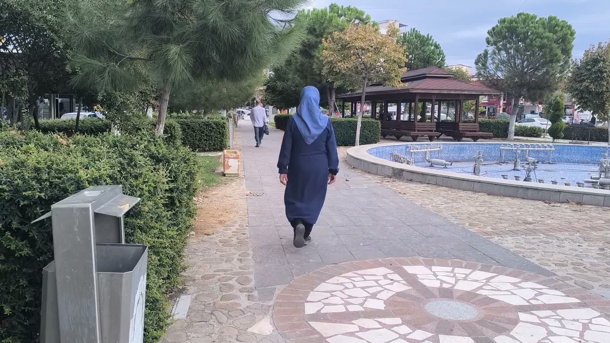 Kadirli\'de vatandaşlar et ve vitrinlere bakıp geçim sıkıntısını anlattı