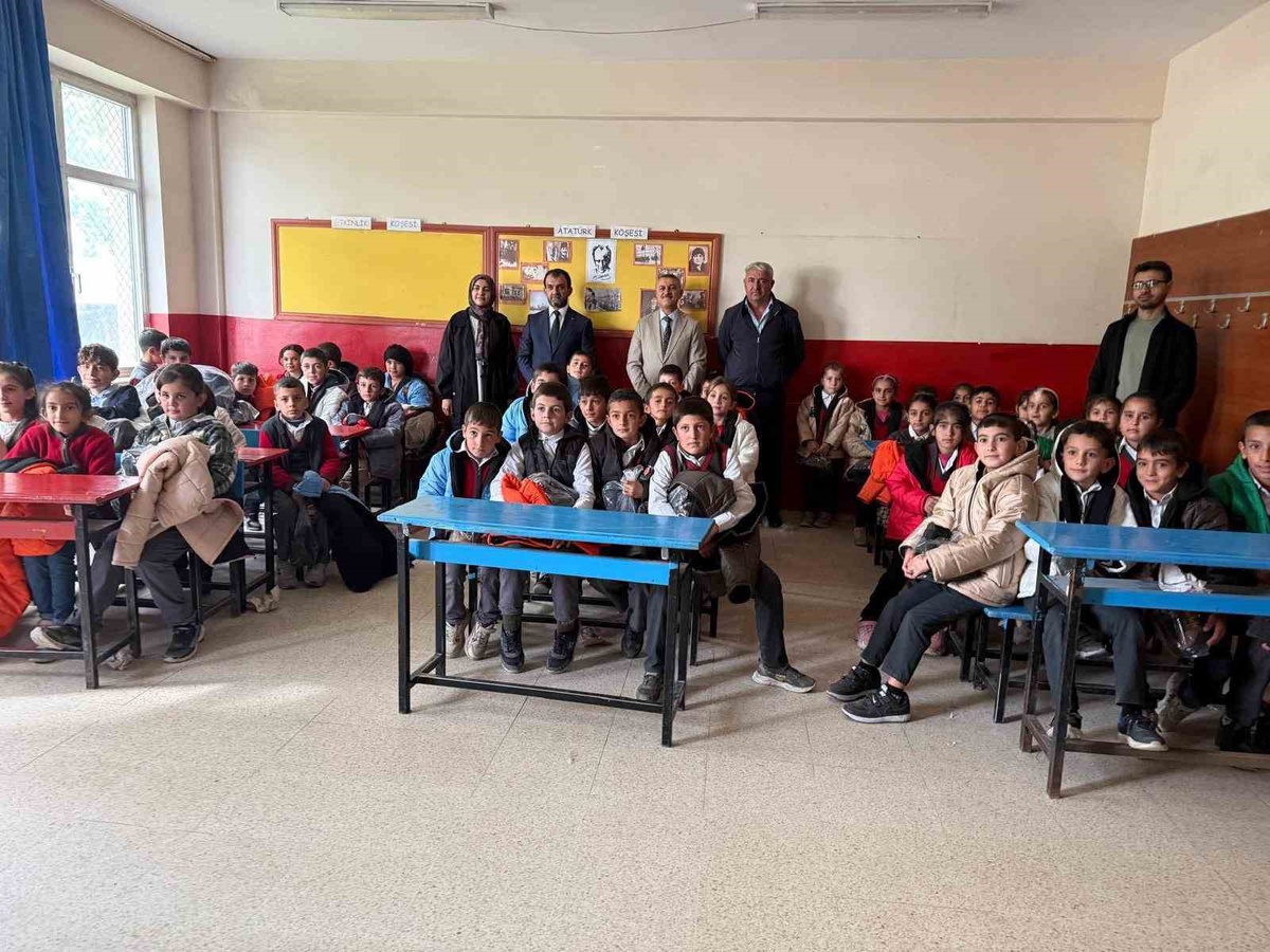 İki kurum başkanının katkısıyla Patnos\'ta 100 öğrenciye mont ve bot dağıtıldı