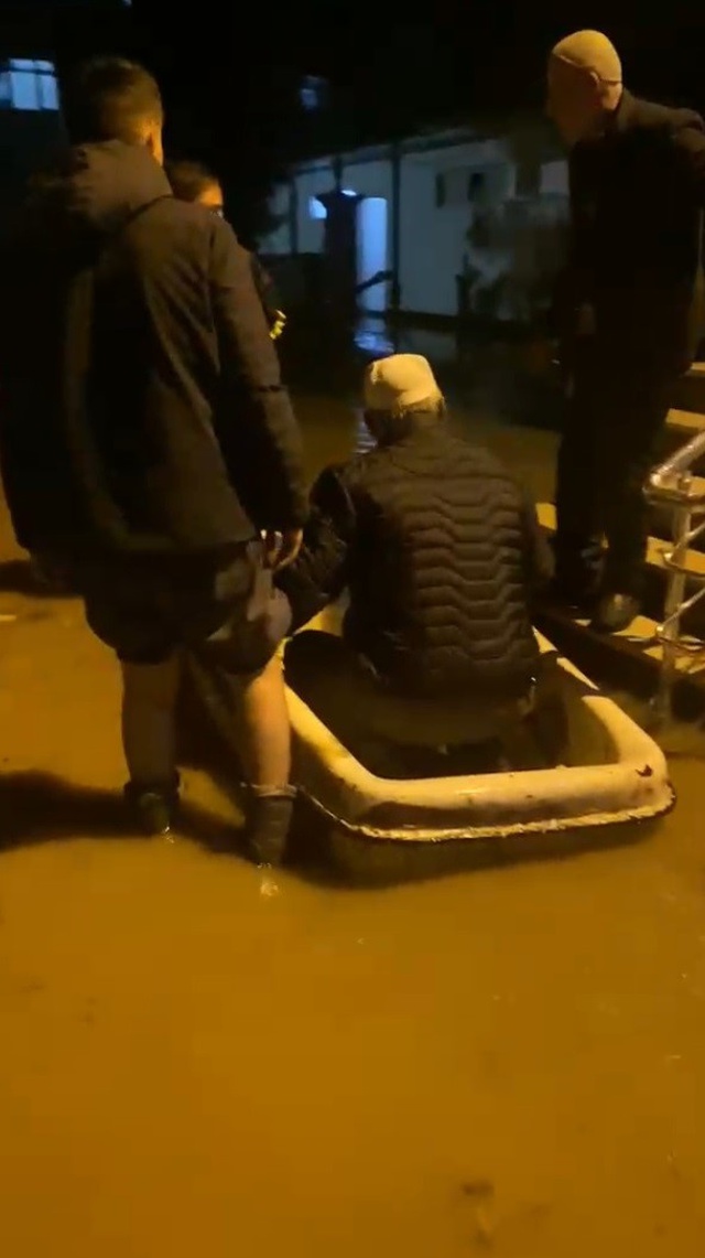 Namaza yürüyerek gittiler, evlerine kayıkla döndüler