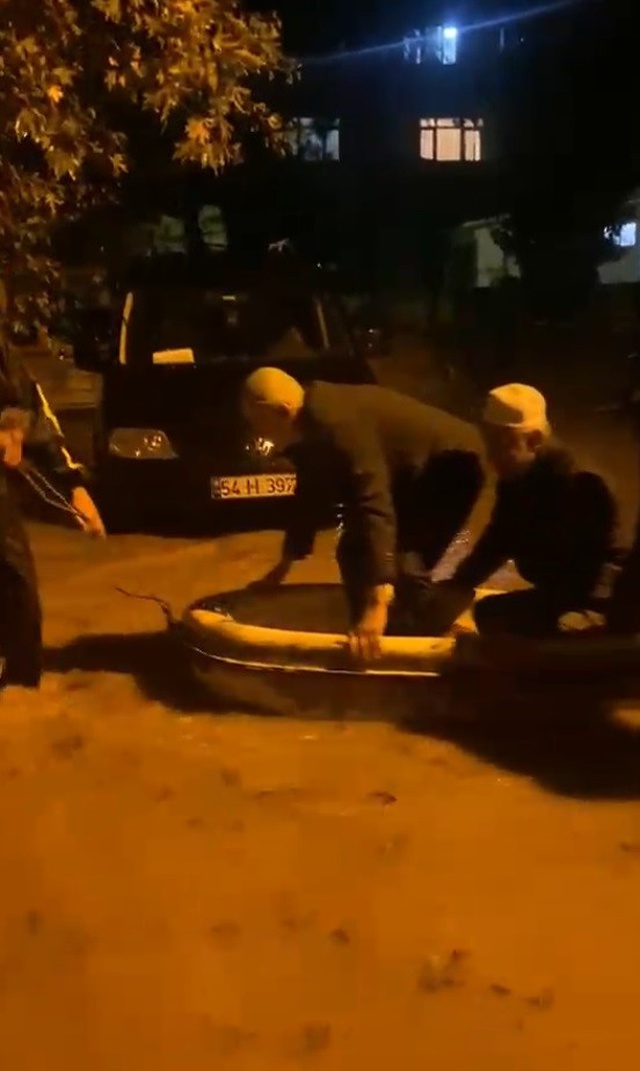 Namaza yürüyerek gittiler, evlerine kayıkla döndüler