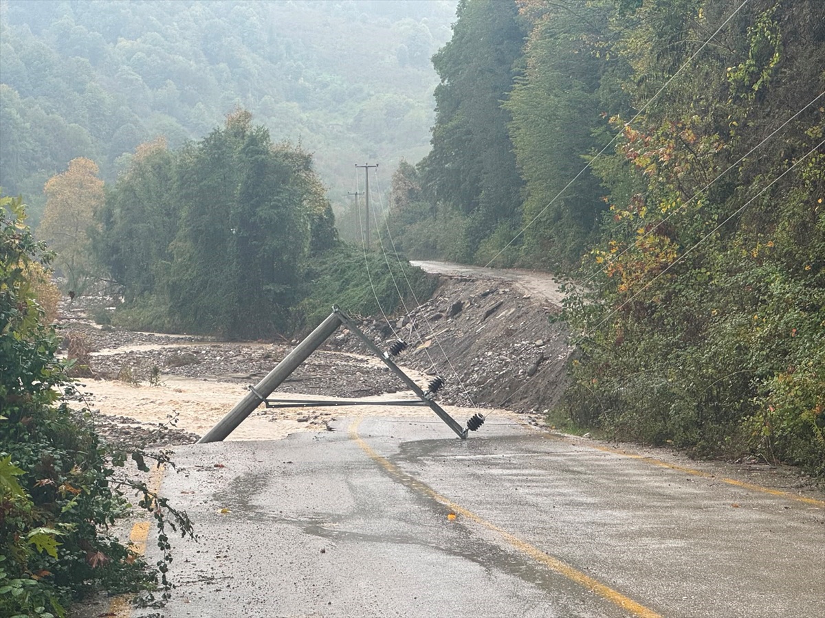 Sakarya Akyazı\'da 2 gündür süren sağanakta camide mahsur kalanlar kayıkla taşındı