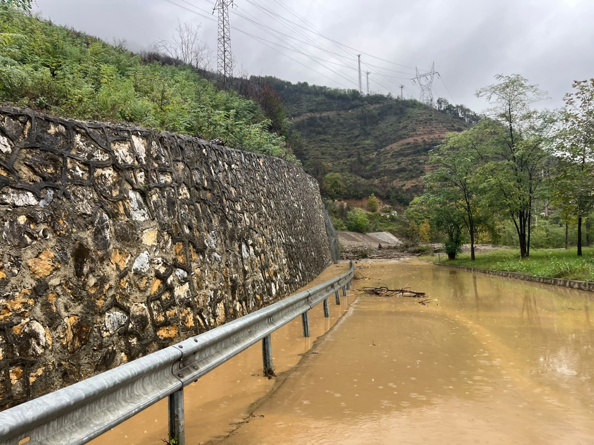 Sakarya Geyve\'de heyelan D-650 bağlantı yolunu kapattı, iki mahalleye ulaşım kesildi