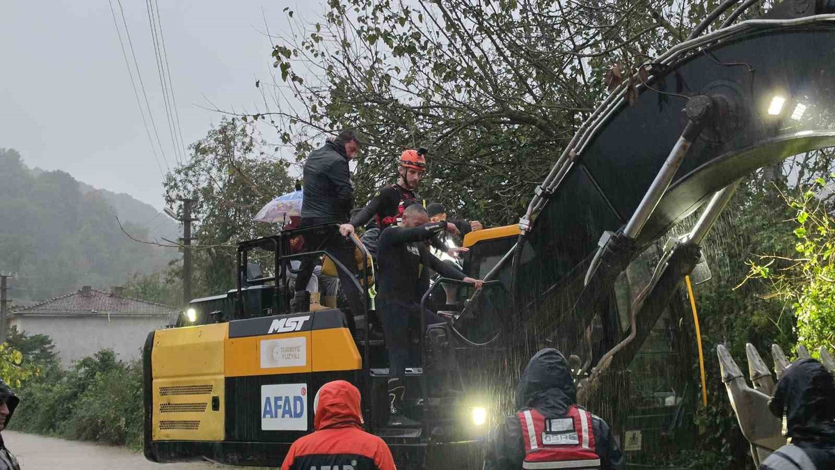 AFAD ekipleri, Sakarya Karapürçek\'te taşma sonrası mahsur kalan 48 kişiyi kurtardı