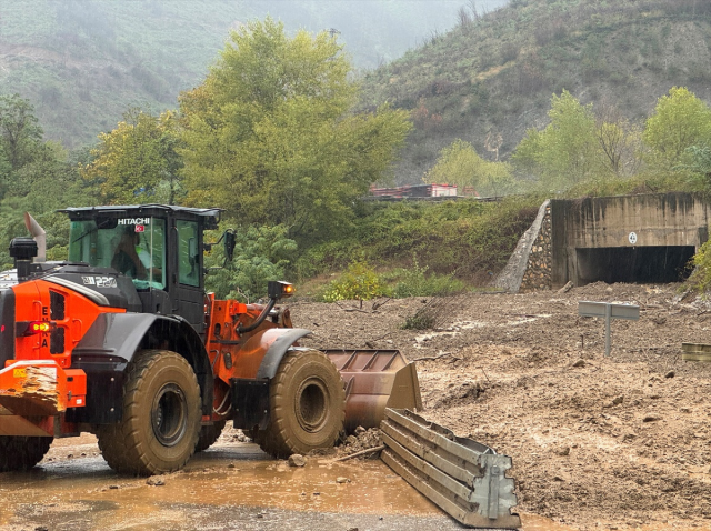 Sakarya'da heyelan evleri yuttu, 2 mahalle ile bağlantı kesildi
