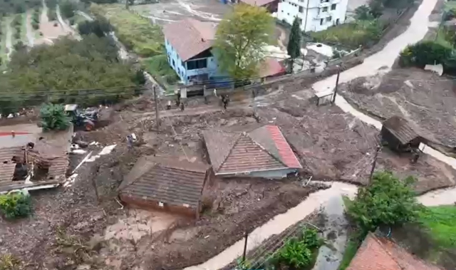 Sakarya'da heyelan evleri yuttu, 2 mahalle ile bağlantı kesildi