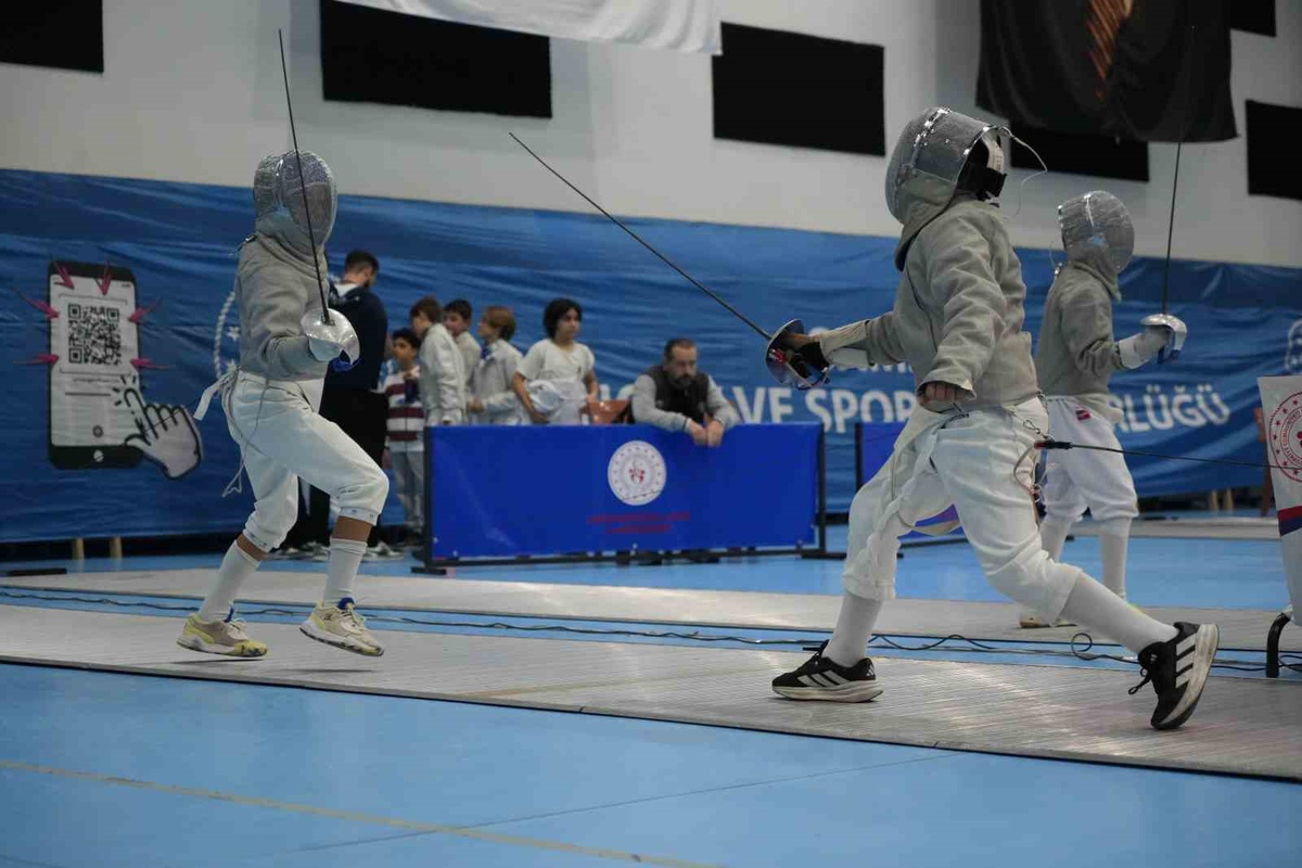 Türkiye Eskrim Federasyonu, Samsun\'da 612 sporcunun katıldığı kılıç kupasını başlattı