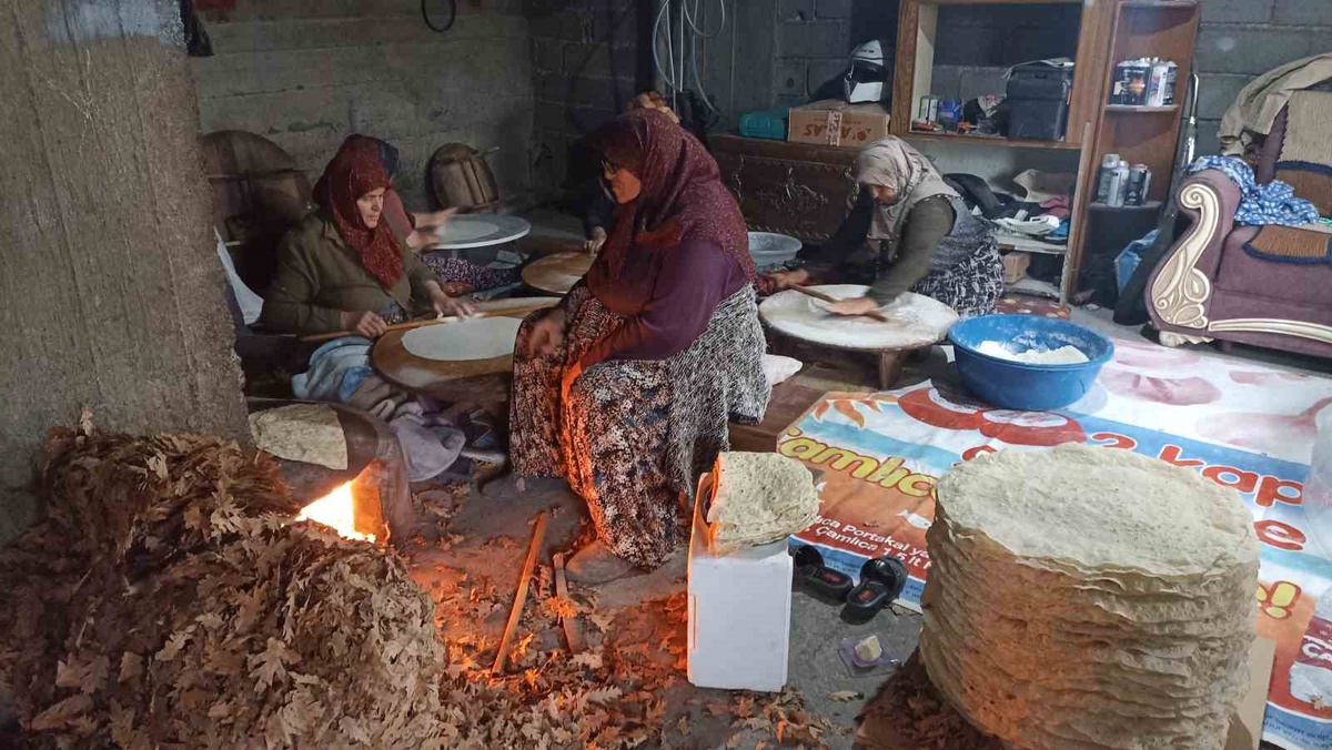 Samsun Havza\'da kadınlar imece usulü sacda yufka yapıp kışlık tüketim için hazırlıyor