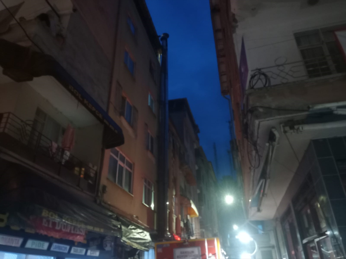 Samsun Salıpazarı\'nda bacada çıkan yangın itfaiye ekiplerince kısa sürede söndürüldü