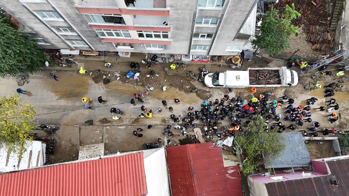Ayazağa\'da selin 3. gününde stadyum çamurla kaplandı, görüntüler drone ile çekildi