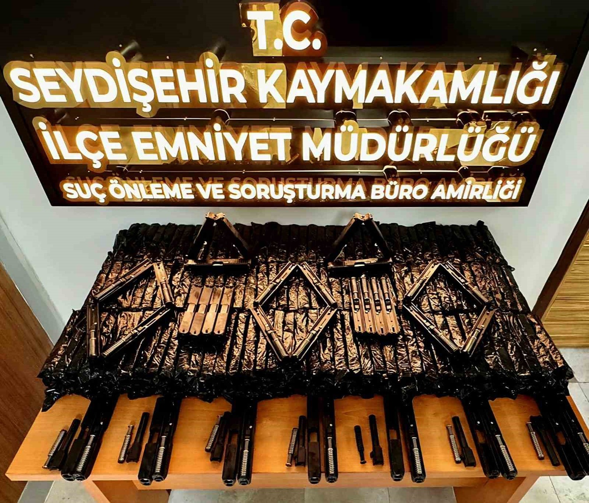 Seydişehir\'de operasyonda araçta 1560 tabanca parçası ele geçirildi