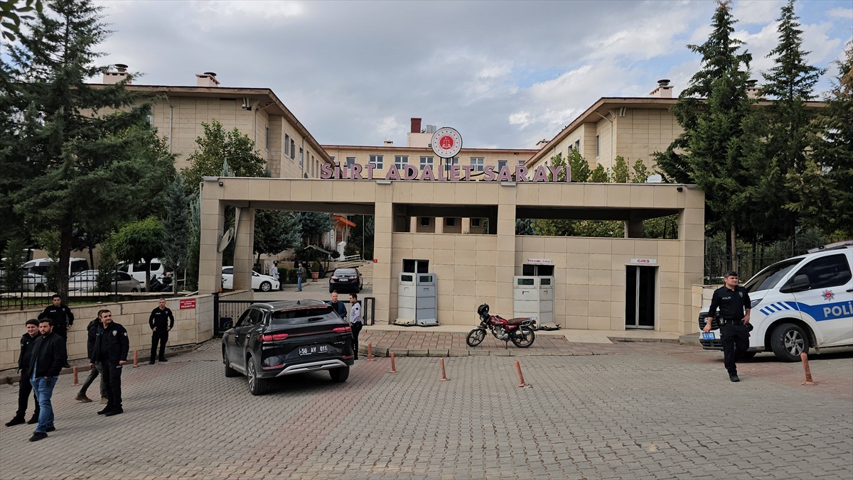 Siirt Baykan\'da 4 çocuk annesinin öldürülmesi davasında 3\'ü tutuklu 5 sanık yargılanıyor