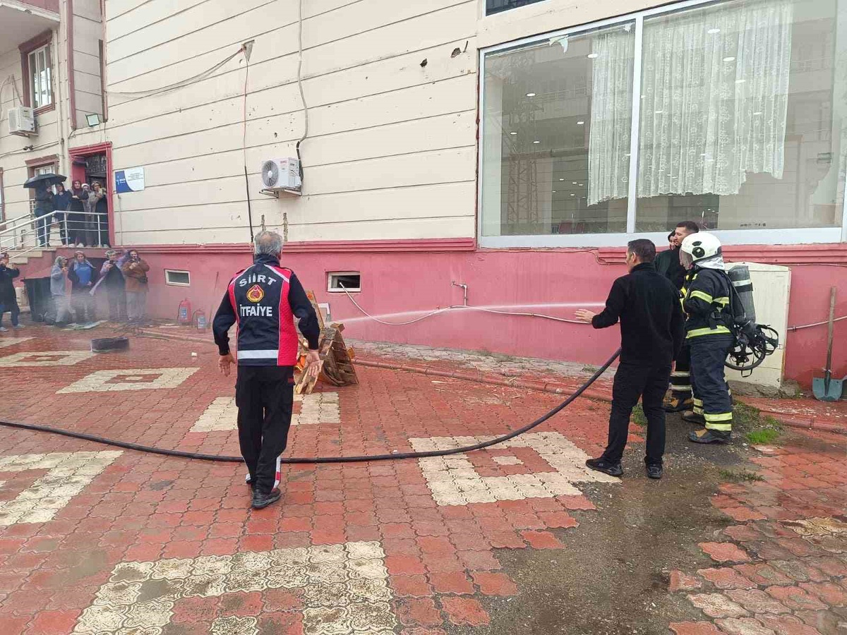 Siirt\'te kız yurtlarında yangın tatbikatı düzenlendi, öğrenci ve personel eğitildi
