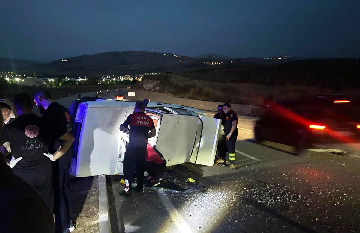 Siirt\'te yan yatan otomobildeki 2 yaralı itfaiye ekiplerince kurtarıldı