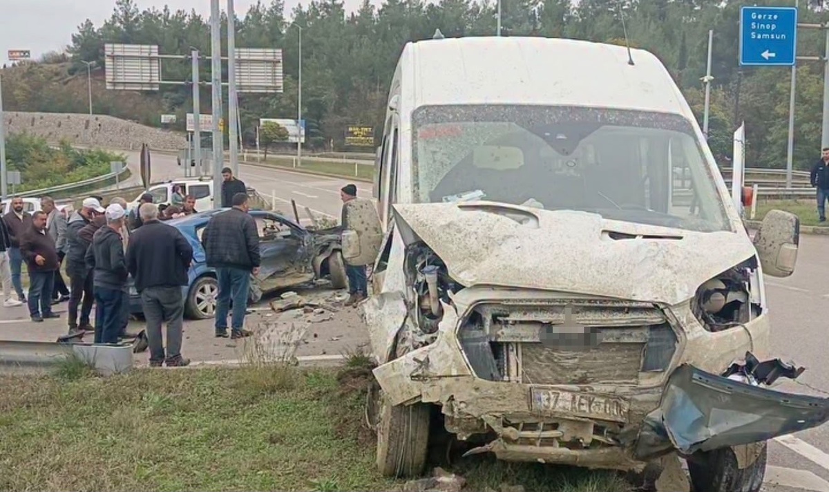 Sinop Boyabat\'ta minibüsle iki otomobilin çarpıştığı kazada 1 kişi yaralandı