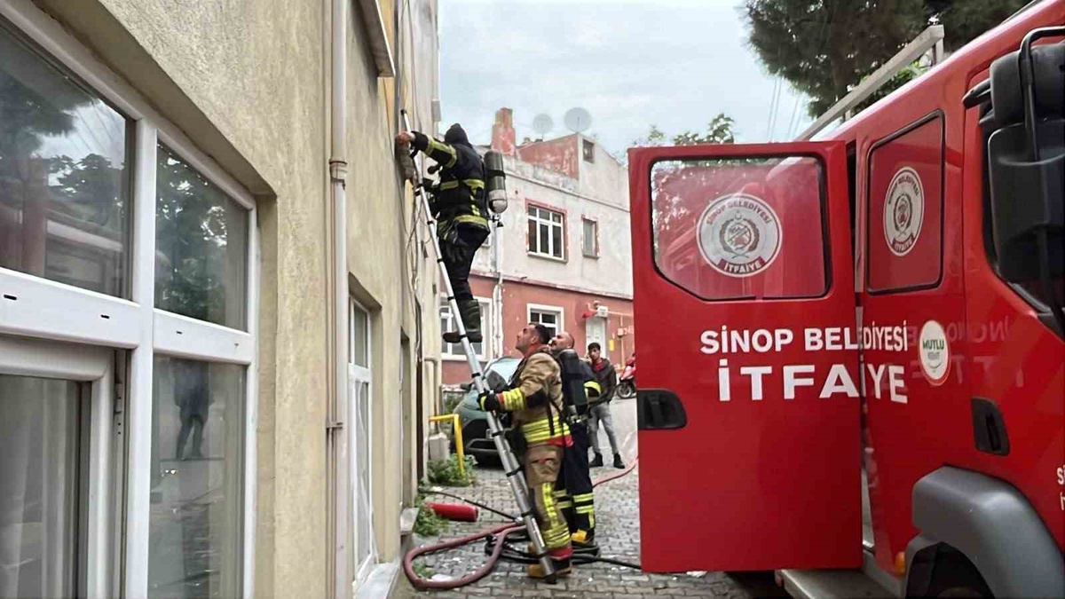 Sinop\'ta kombi kablosundan çıkan yangın, itfaiye ekiplerince pencereden söndürüldü