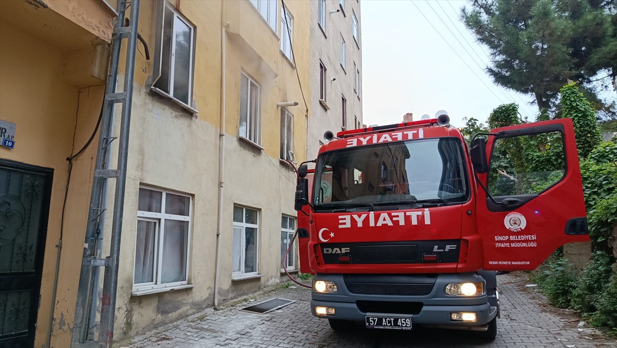 Sinop Kefevi Mahallesi\'nde evde çıkan yangını itfaiye söndürdü, maddi hasar oluştu