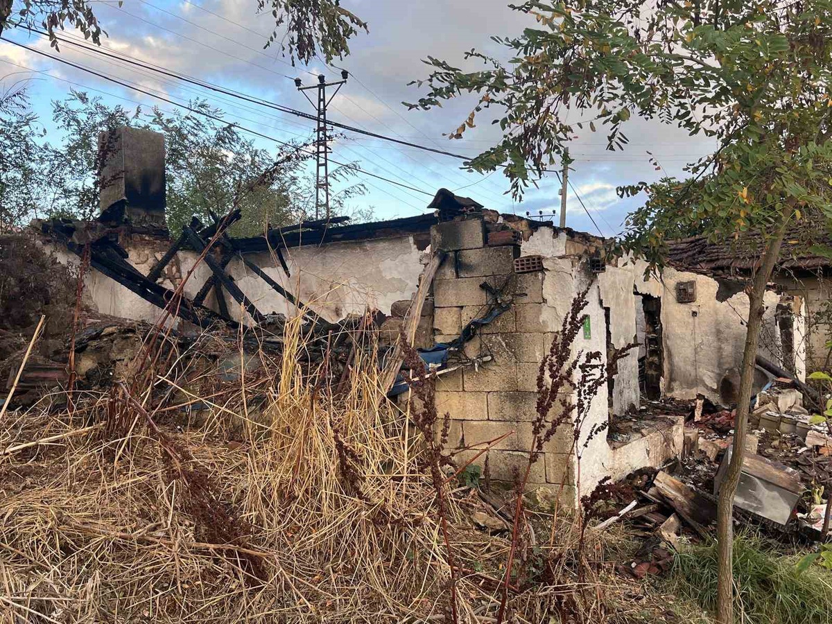 Tekirdağ Hayrabolu\'da müstakil evde çıkan yangın, evi kullanılamaz hale getirdi
