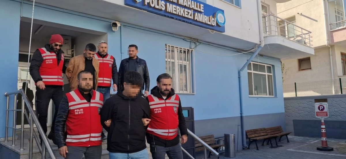 Tekirdağ Saray\'da polis yalanıyla 80 altın alan 2 şüpheli tutuklandı