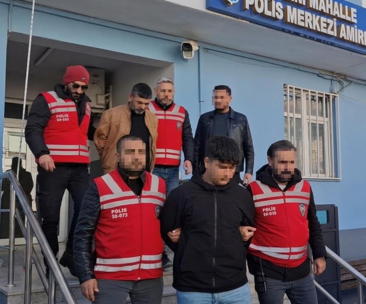 Tekirdağ Saray\'da kendini polis diye tanıtan 2 dolandırıcı 80 altın alıp tutuklandı