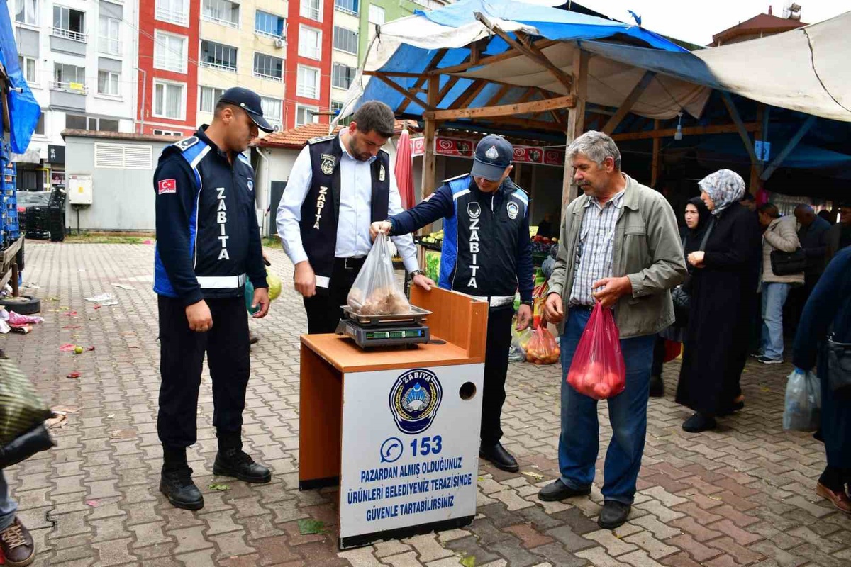 Terme Belediyesi semt pazarlarında fiyat etiketi ve tartı denetimini sürdürüyor