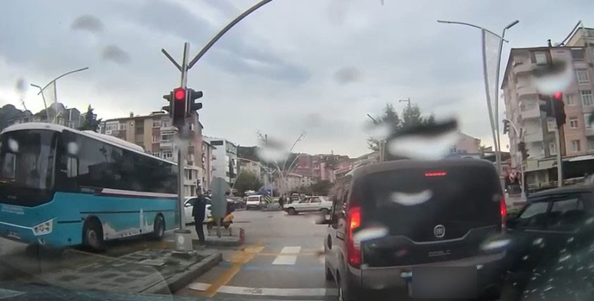 Tokat\'ta sürücüler kenara çekilmeyen sürücüyü uyararak ambulansa yol açtı