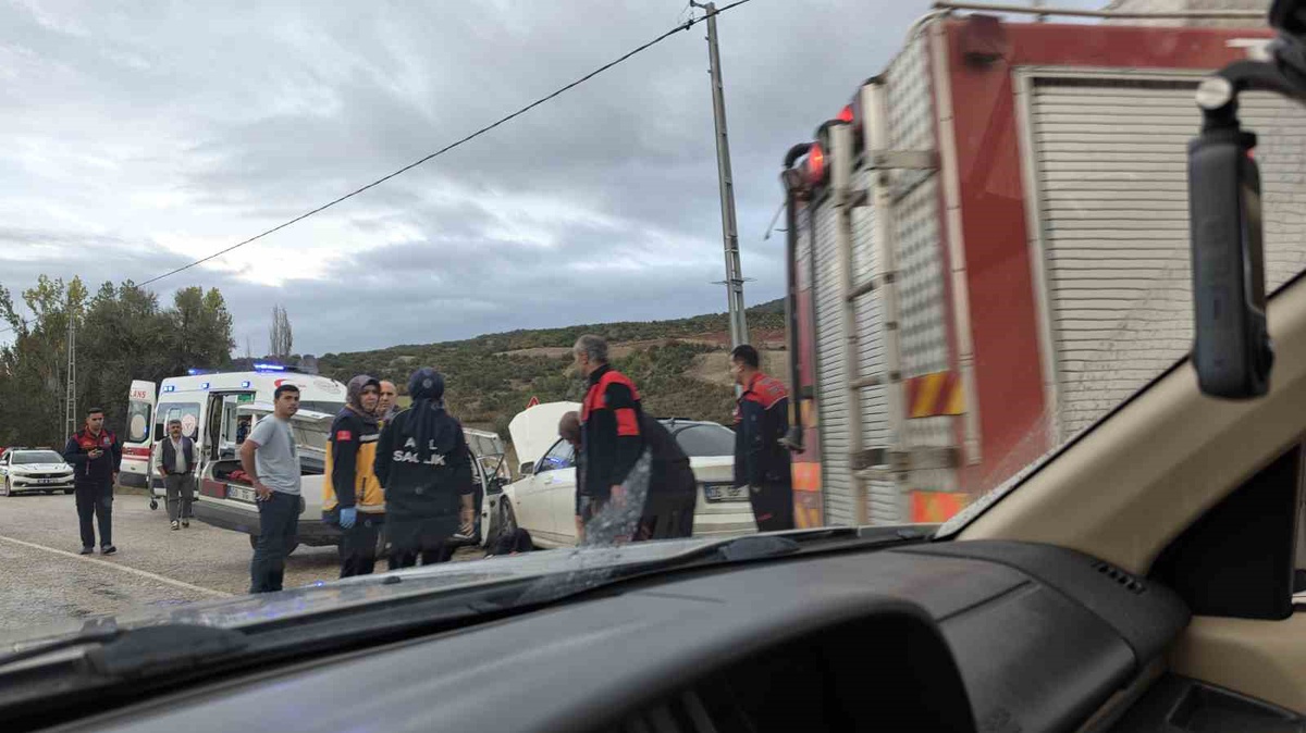 Tokat\'ta Zile-Turhal kara yolunda kafa kafaya çarpışan iki otomobilde 5 kişi yaralandı