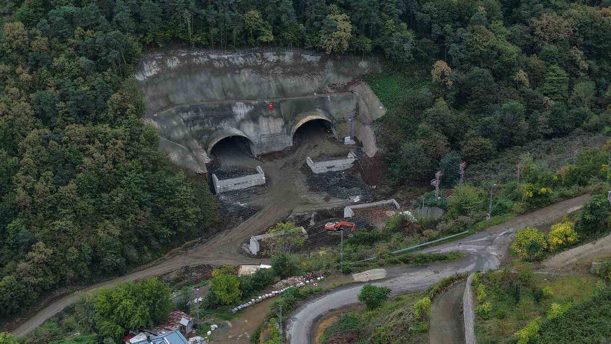 Trabzon\'da Güney Çevre Yolu\'nun T1 tünelinde bir tüp tamamlandı