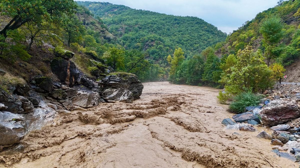 Tunceli\'de Munzur Nehri sağanakla coştu, debisi 2 günde yüzde 30 artınca valilik uyardı