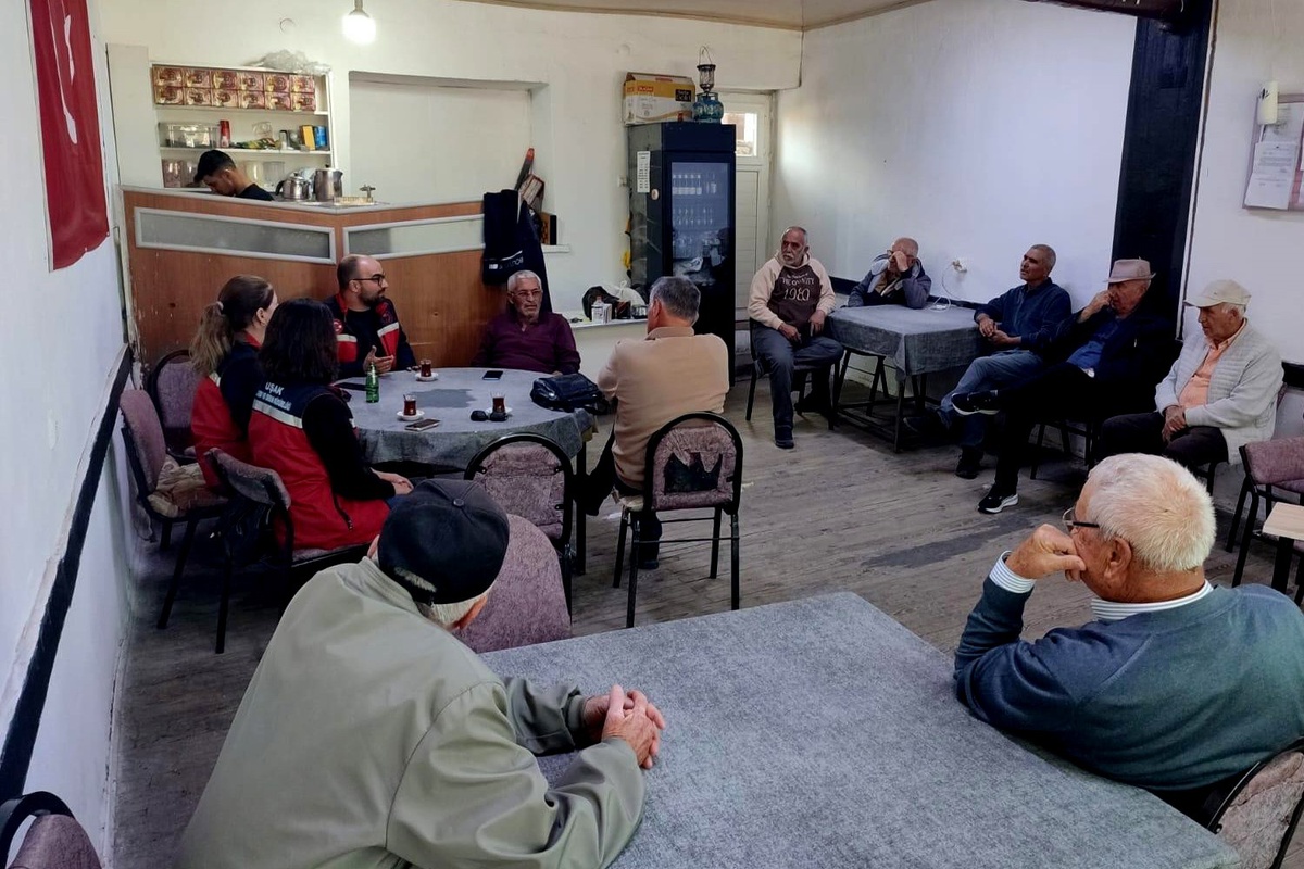 Uşak İl Tarım ve Orman Müdürü üreticileri ziyaret ederek hayvan sağlığını inceliyor