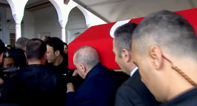 Cenaze namazının ardından Cumhurbaşkanı Erdoğan tabuta omuz verdi Cenaze namazının ardından Cumhurbaşkanı Erdoğan tabuta omuz verdi