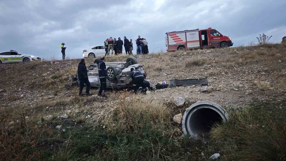 Van-Erciş kara yolundaki Göllü Mahallesi\'nde takla atan otomobilde 2 kişi yaralandı