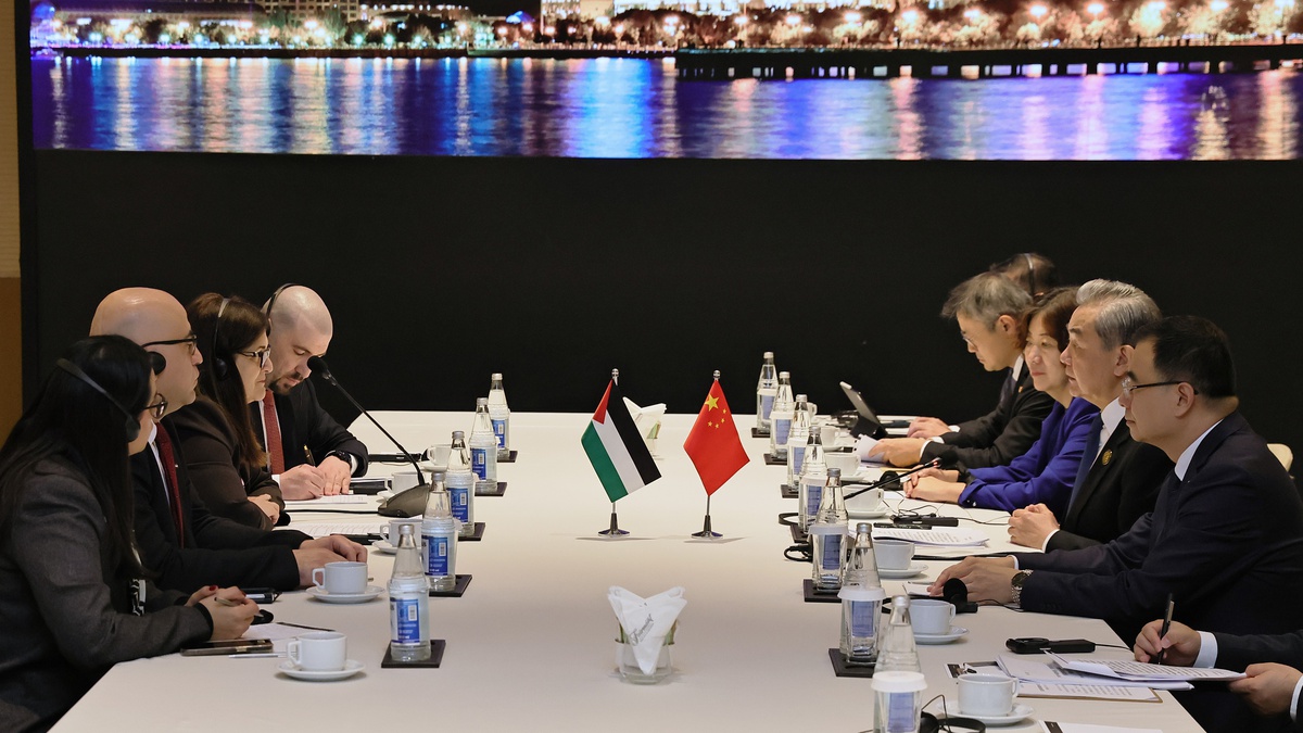 Wang Yi Bakü\'de Ağabekyan ile görüşüp Gazze\'deki 2 milyon Filistinliyi unutmayın dedi